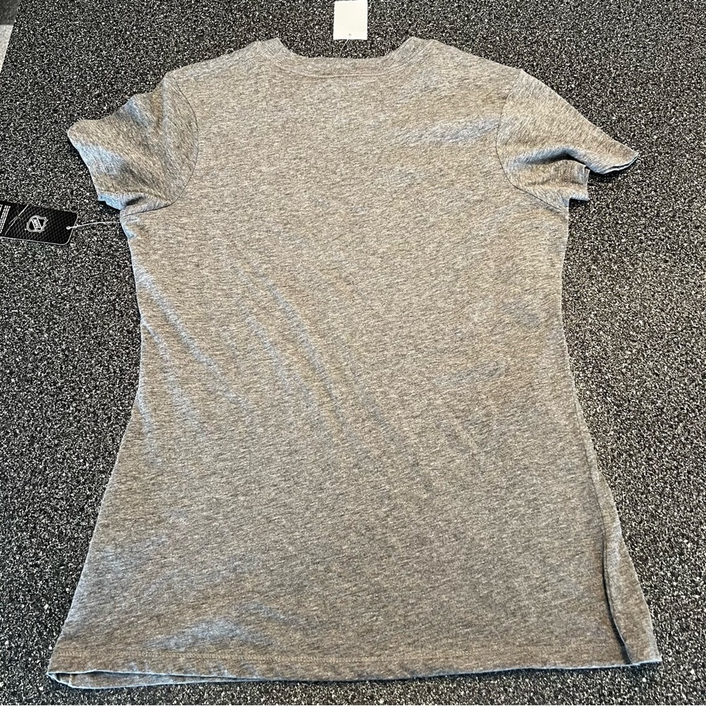 NWT Women's NHL Gray Flyers Short Sleeve Tee Size M - Picture 2 of 4